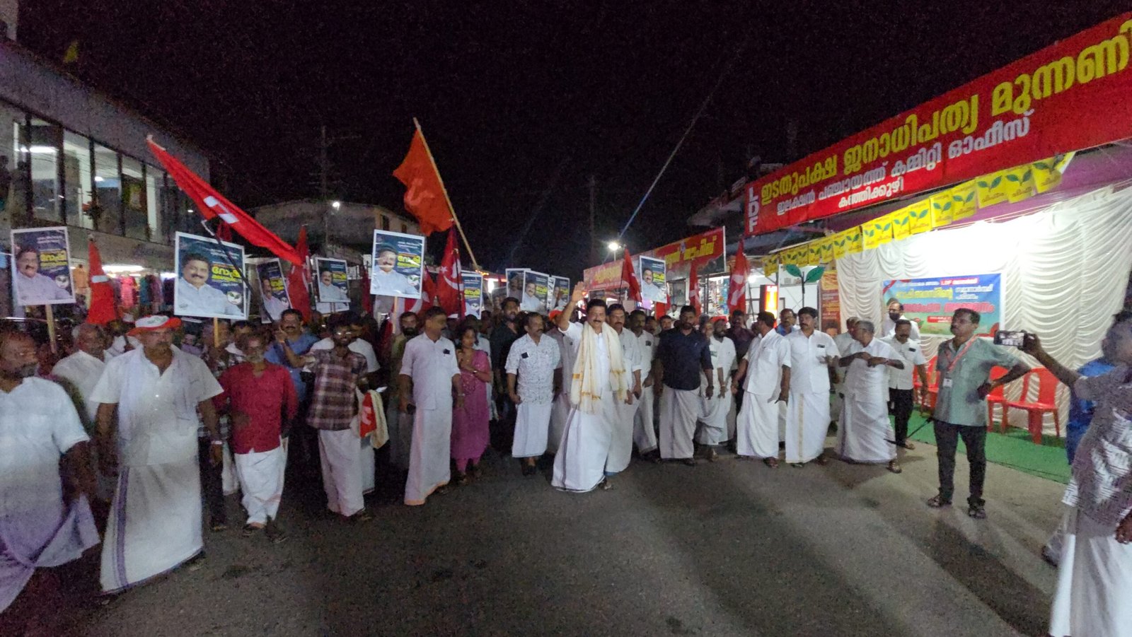 വാക്കുകൾ കൊണ്ടുപോലും ആരെയും വേദനിപ്പിക്കാത്ത വ്യക്തിത്വം, എതിർക്കുന്നവർക്ക് പോലും സുഹൃത്ത് അഴിമതി കറ ഇല്ല , വണ്ണപ്പുറം ക ചേലച്ചുവട് റോഡ് നിർമ്മാണം പുരോഗമിക്കുമ്പോൾ കഞ്ഞിക്കുഴിയിലെ പര്യടനം റോഷിക്ക് ഇരട്ടിമധുരം.