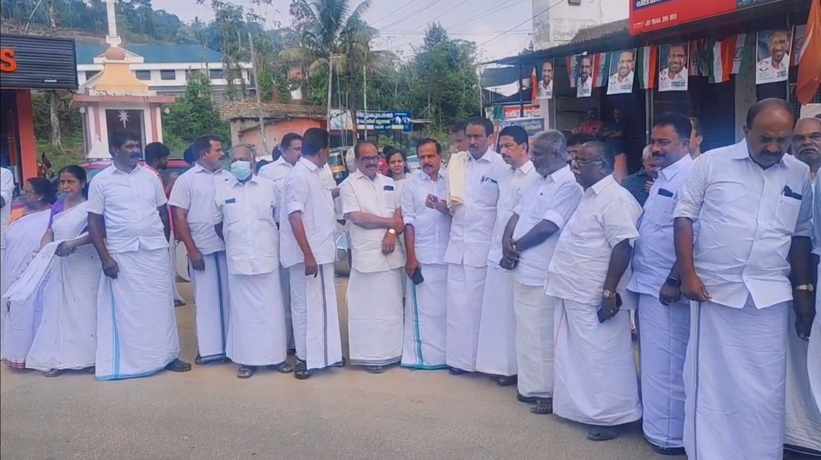 മുന്നണിയിൽ പ്രശ്നമൊന്നുമില്ലെന്ന് തെളിയിക്കാൻ യുഡിഎഫിന്റെ ‘ഐക്യ പരേഡ്’ – കസേര പോയവരെ കൈപിടിച്ച് വേദിയിലേക്ക്! കഞ്ഞിക്കുഴിയിൽ കണ്ടത്, മാധ്യമങ്ങൾക്ക് വേണ്ടിയുള്ള പുഞ്ചിരി.