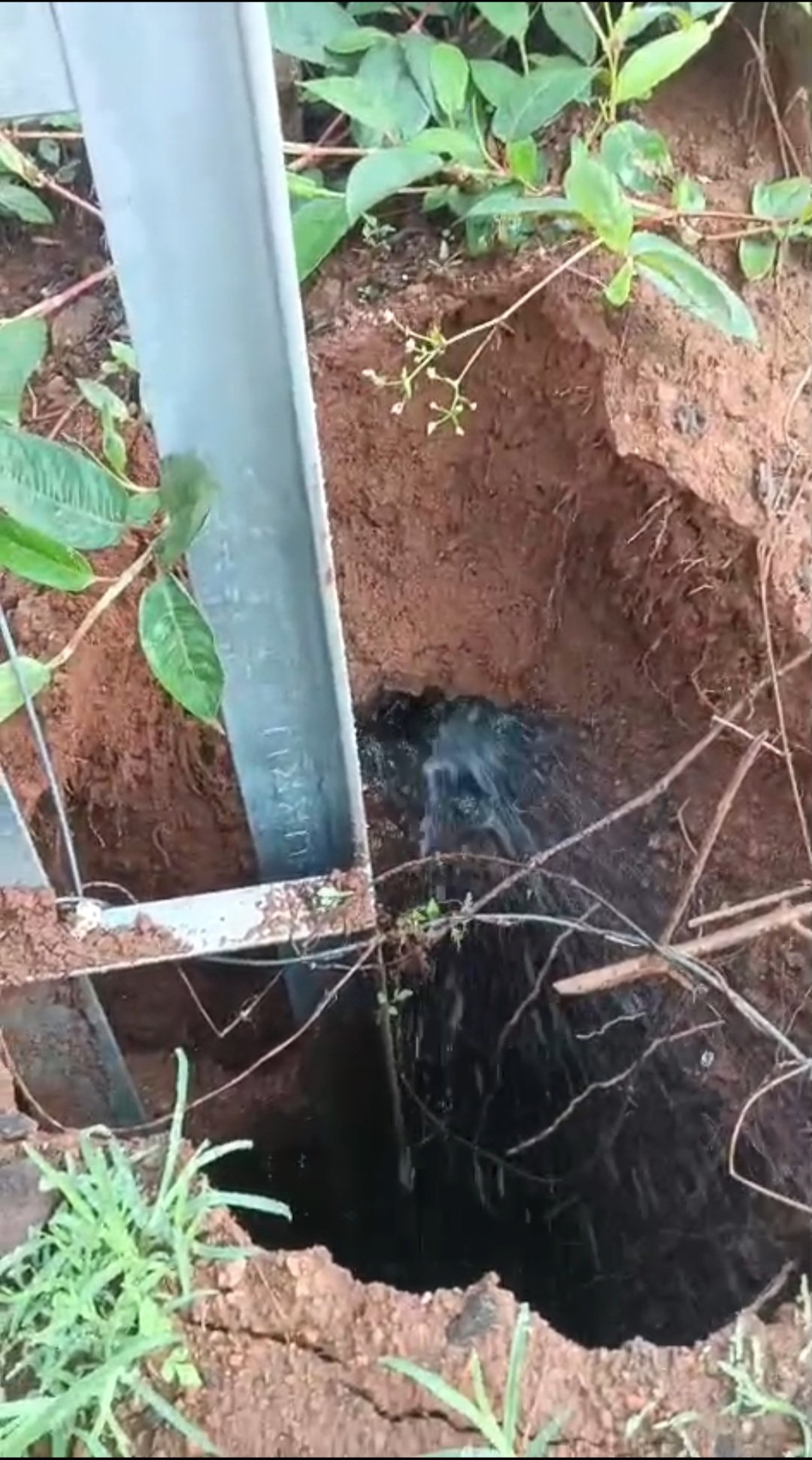 വാഴത്തോപ്പ് പഞ്ചായത്തിലെ പള്ളിത്താഴം ടൗണിൽ 11 കെവി ഇലക്ട്രിക് പോസ്റ്റ് താഴ്ന്നു; വാട്ടർ അതോറിറ്റി പൈപ്പ് പൊട്ടിയതാണ് പോസ്റ്റ് താഴാൻ കാരണമെന്ന് നിഗമനം.