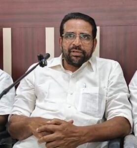 വനം വകുപ്പ് ഉദ്യോഗസ്ഥർ എഴുതി നൽകുന്ന പ്രസ്താവനകൾ വായിക്കാൻ വേണ്ടി മാത്രം ഇടുക്കിക്ക് ഒരു എംഎൽഎയെ ആവശ്യമില്ല എന്ന് കേരള കർഷകസംഘം. കർഷകർക്കെതിരെയുള്ള ഇടുക്കി എംഎൽഎ    റോയി കെ  പൗലോസിൻ്റെ പ്രസ്താവന പിൻവലിച്ച് അദ്ദേഹം മാപ്പ് പറയണമെന്ന്  കർഷക സംഘം ജില്ലാ സെക്രട്ടറി റോമിയോ സെബാസ്റ്റ്യൻ ആവശ്യപ്പെട്ടു. റോയി കെ പൗലോസിന്റെ പ്രസ്താവനക്കെതിരെ കഞ്ഞിക്കുഴിയിൽ പ്രതിഷേധം ശക്തമാകുന്നു.